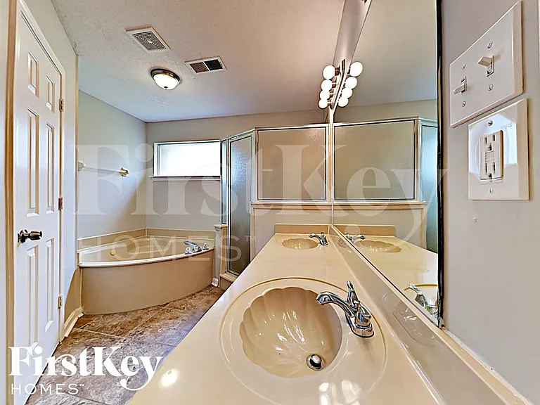 1116 Berkshire Cir — Photo 11