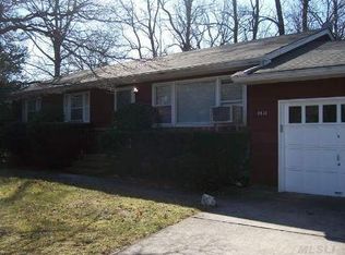 2470 Aberdeen St, East Meadow, NY 11554