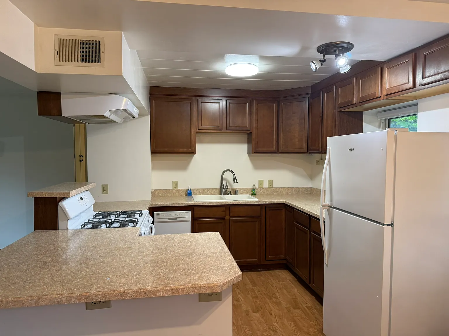 28 Sherman Ter — Photo 4