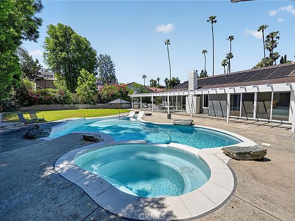 3rd image of 945 Le Conte Dr