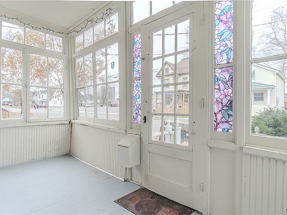 3rd image of 640 Boyd St