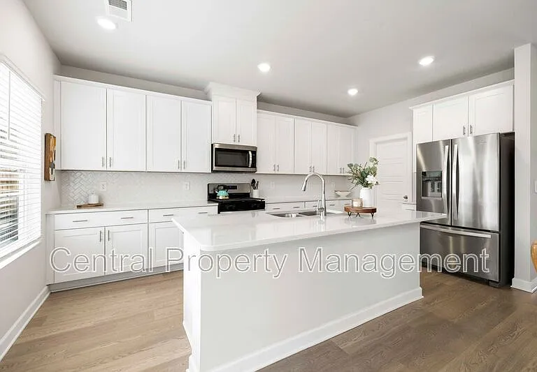 320 Lavinia Cir — Photo 9