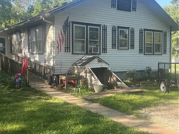 1359 Laurel St, Pleasanton, KS 66075
