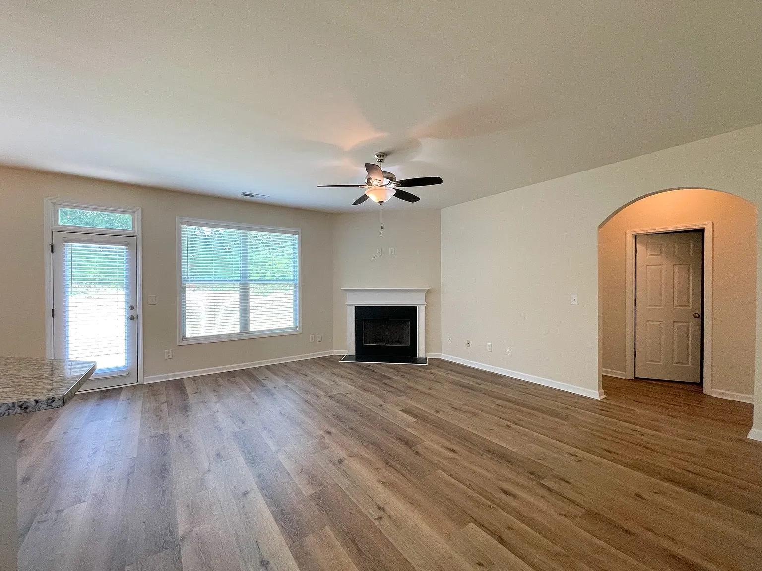 5 bed, 2638 sqft, $2,550 — Photo 4
