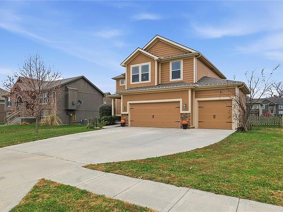 3rd image of 411 Lee Dr