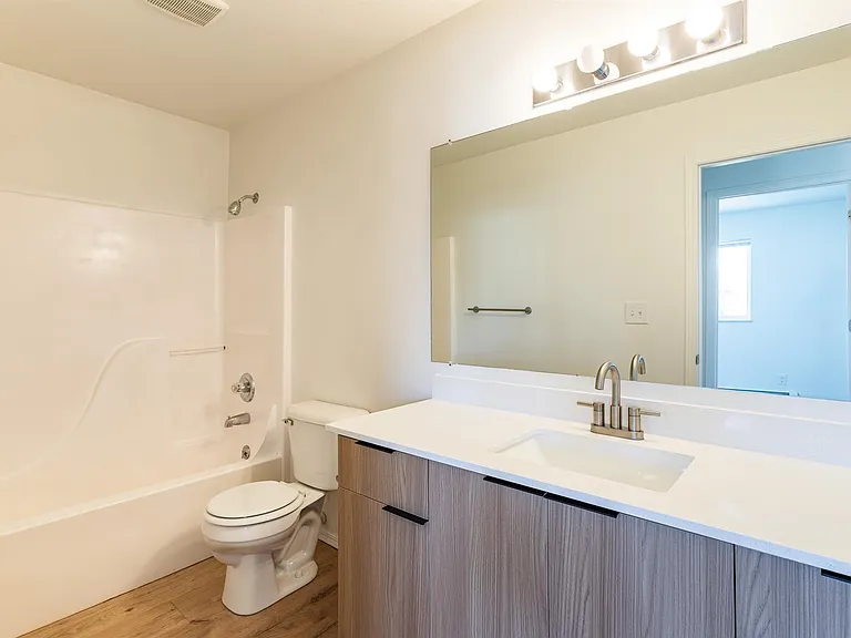 North Russell Apts-1650 N Russell — Photo 6
