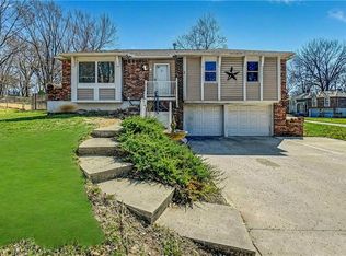 900 NW Oxford Dr, Blue Springs, MO 64015