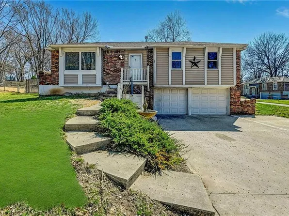 900 NW Oxford Dr, Blue Springs, MO 64015