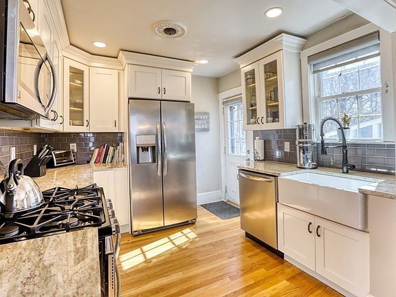 4th image of 42 Summer St #2