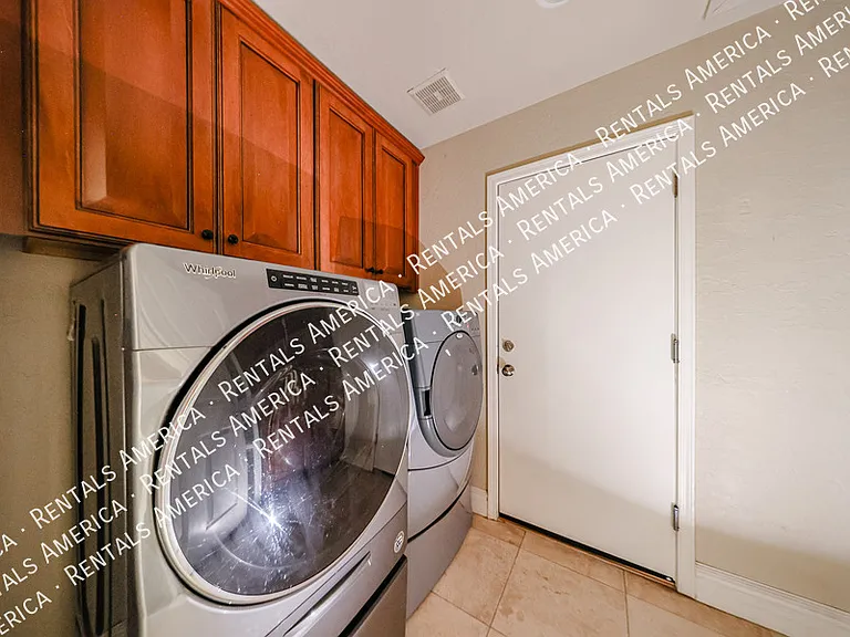 2211 W Olive Way — Photo 17