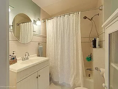 Full bathroom tub/shower