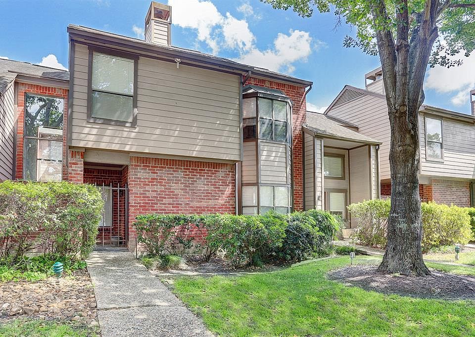 Front facade of this amazine TH located a few houses in from Cambridge entry driveway and the 24/7 manned Guard Station which is directly across the exit drive. So convenientfor owners and visitors.