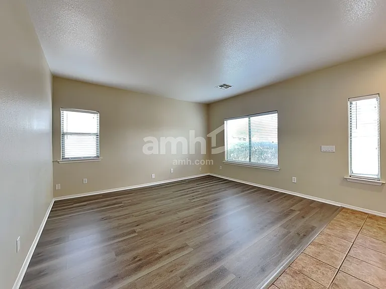 11852 W Cambridge Ave — Photo 8