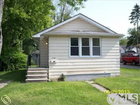 1094 Lakeview Ave, Waterford, MI 48328