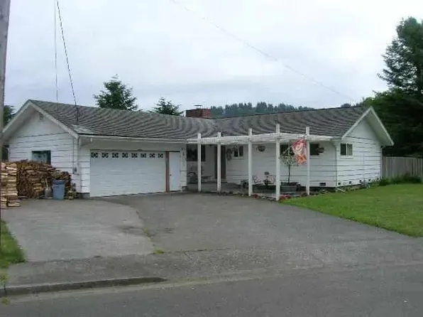 121 Azalea Dr, Klamath, CA 95548
