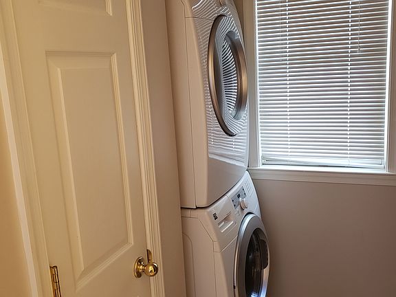 4th image of 830 Clifton Ave #B
