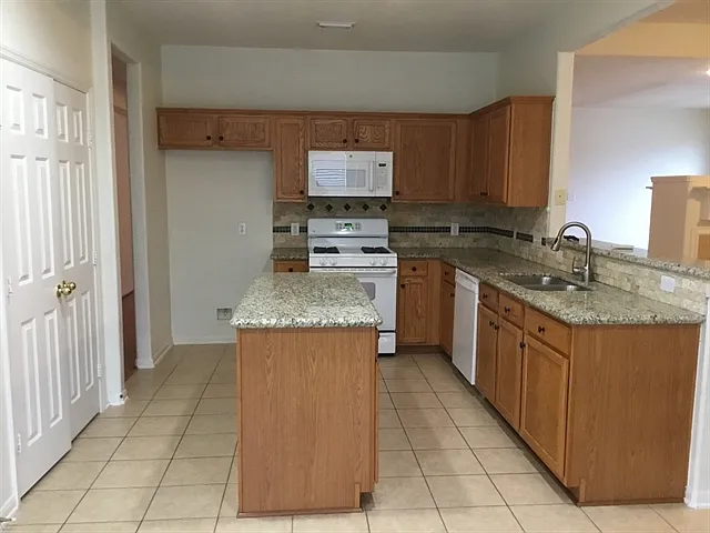 3 bed, 2.0 bath, 2240 sqft, $2,365 — Photo 2