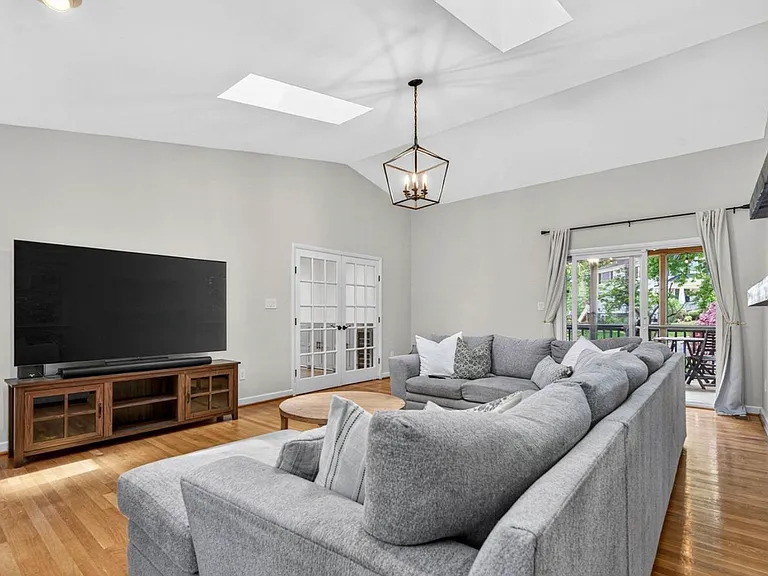 1109 Hillcrest Dr SW — Photo 5
