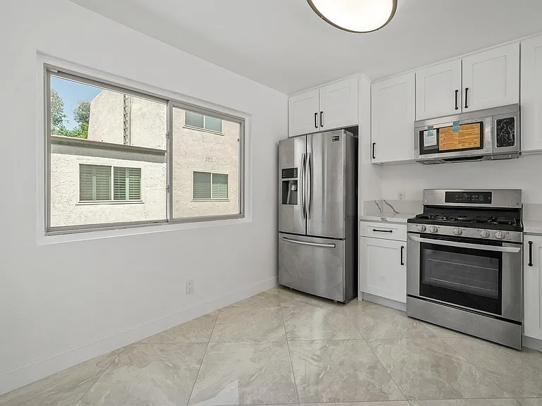 22259 Erwin St — Photo 6