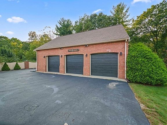 5th image of 40 Christina Dr