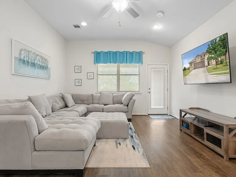 928 Myrna Bnd — Photo 9