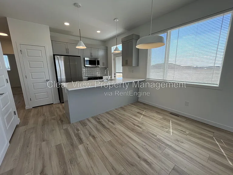 319 Aquitania Blvd W #UPPER LEVEL — Photo 3