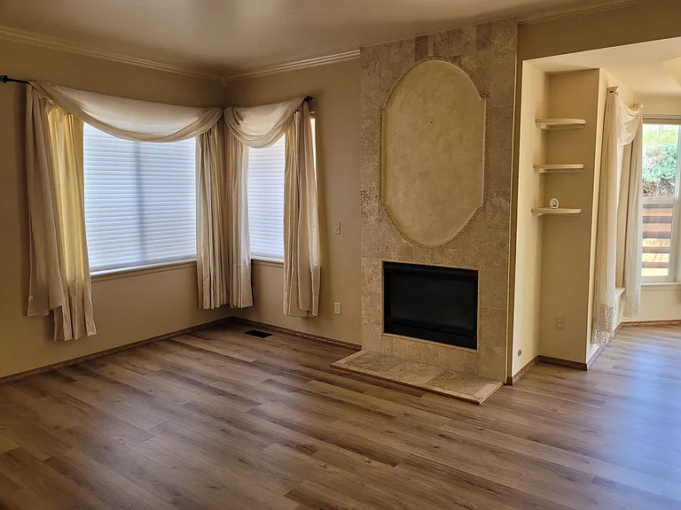 2041 Sandhurst Dr — Photo 16