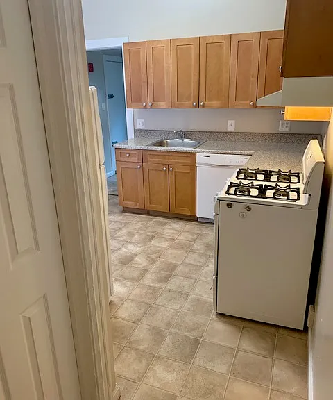 221 Buckingham Pl — Photo 6