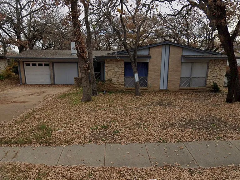 25 Regents Park Dr — Photo 1