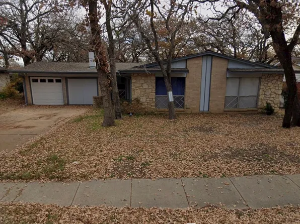 25 Regents Park Dr, Bedford, TX 76022