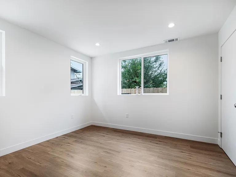 332 N Alexandria Ave — Photo 6
