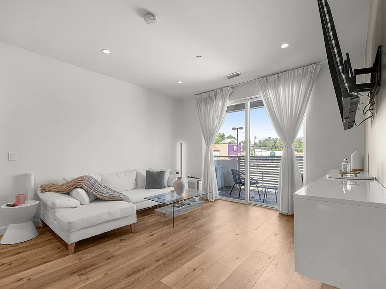 10247 Variel Ave — Photo 14