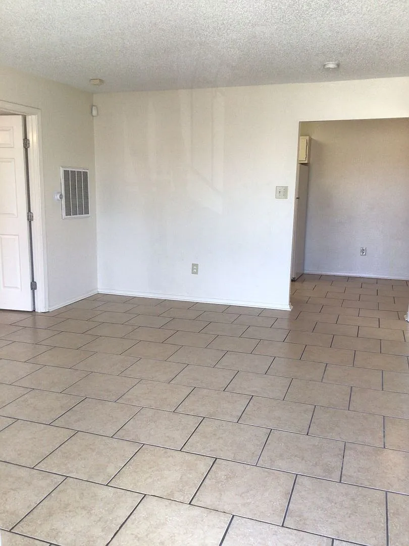 2647 Amanda Dr — Photo 3