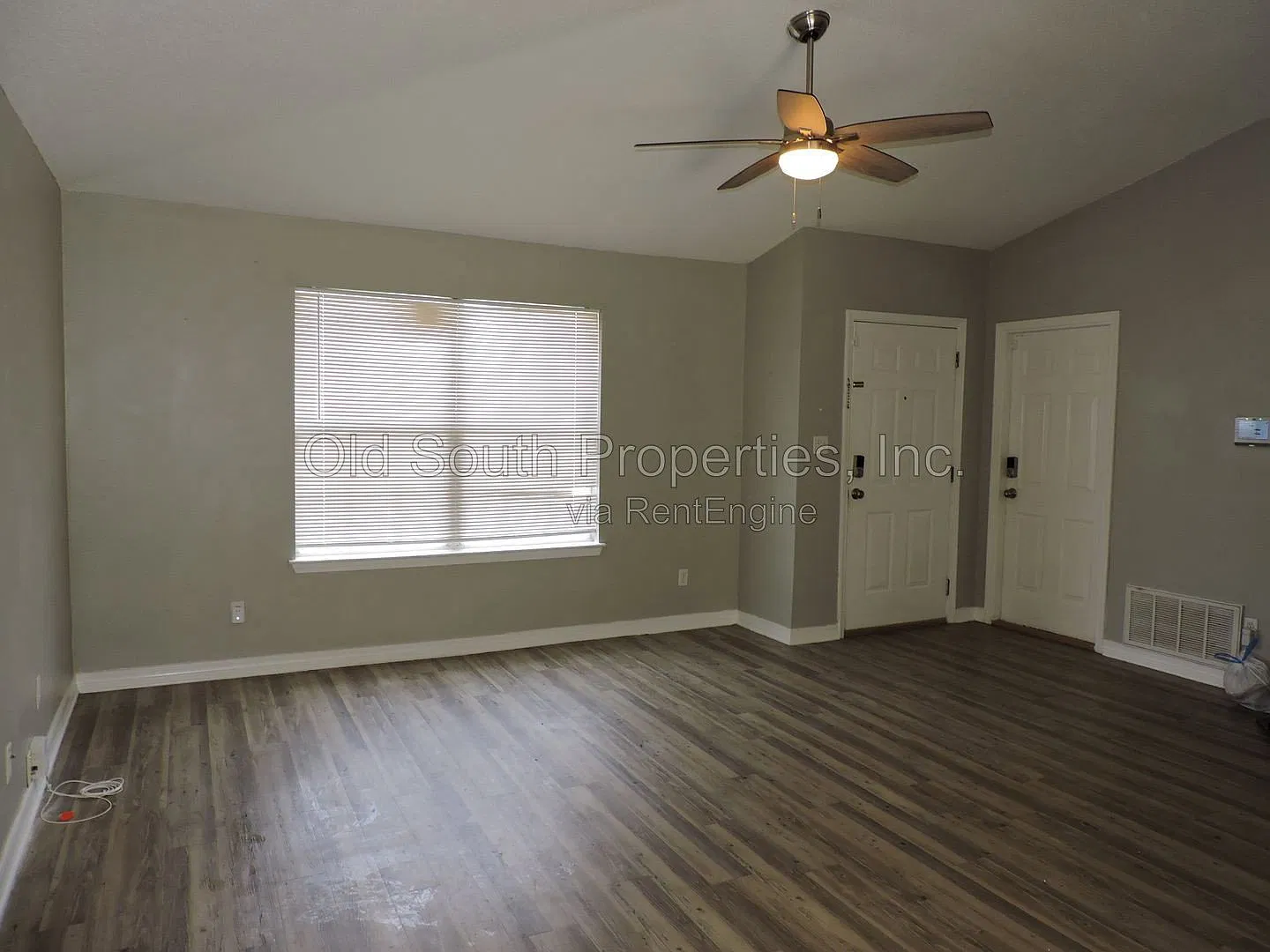 3 bed, 2.0 bath, 1258 sqft, $1,595 — Photo 2