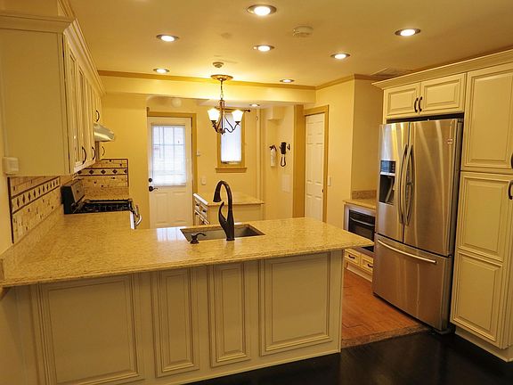 3rd image of 33 Wisteria Ave