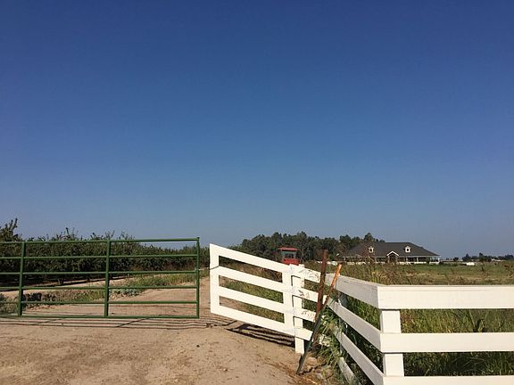 3rd image of 9667 Pioneer Ave