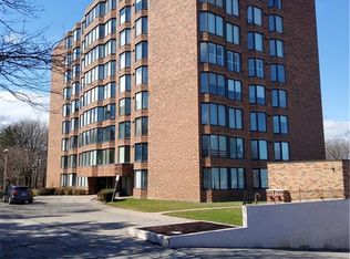 180 Limeridge Rd W #401, Hamilton, ON L9C7H7