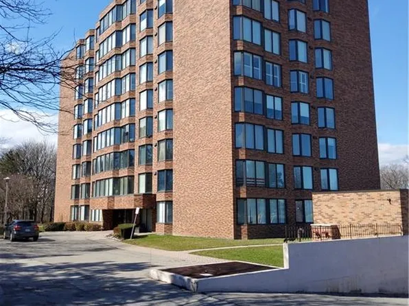 180 Limeridge Rd W #401, Hamilton, ON L9C 7H7