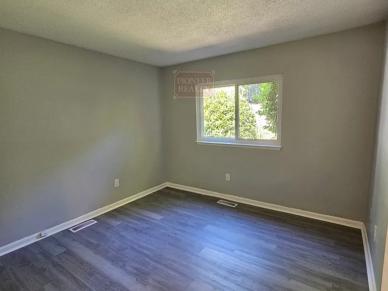 1827 Ivystone Dr — Photo 5