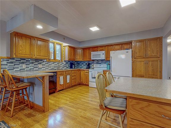5th image of 120 Rainbow Dr