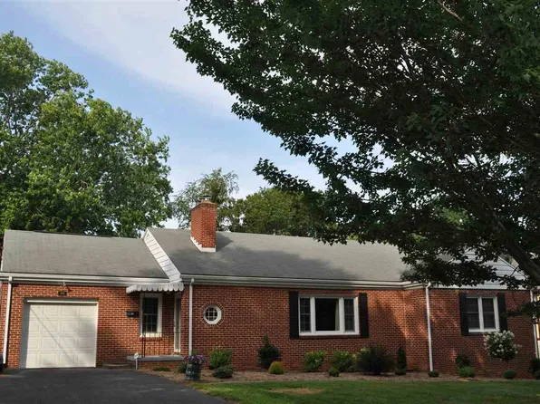 406 College Cres, Staunton, VA 24401