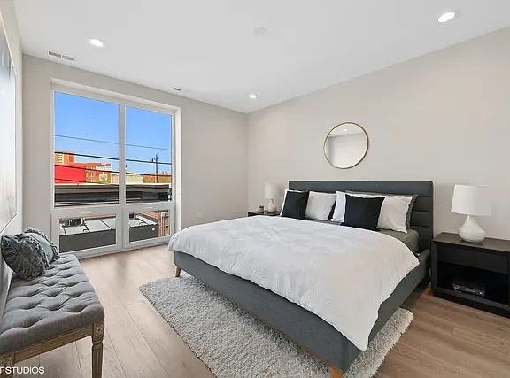 4th image of 2342 W Adams St #201