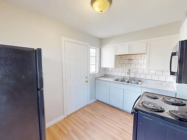 388 S Powell Ave — Photo 5
