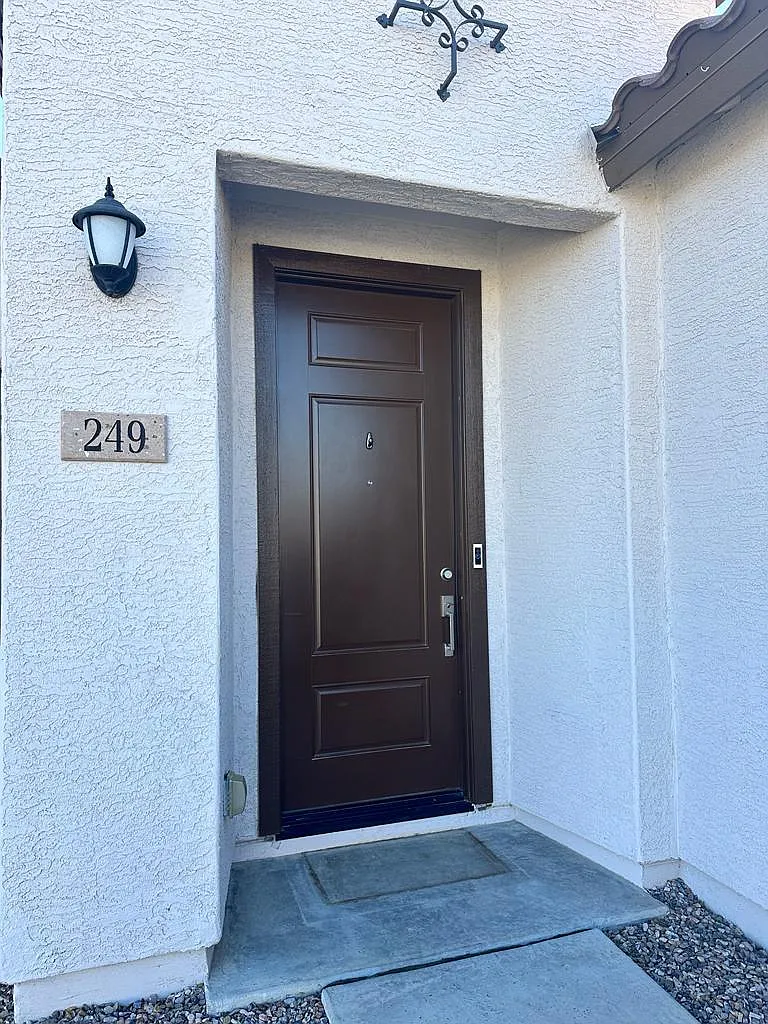 249 E Leo Pl — Photo 3