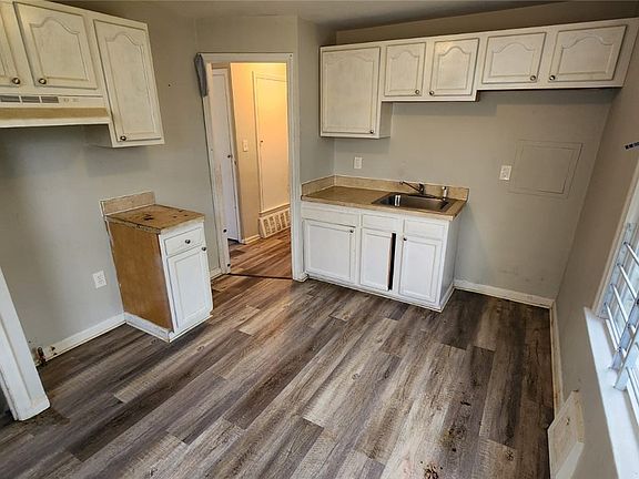 4th image of 16021 Lotus Dr
