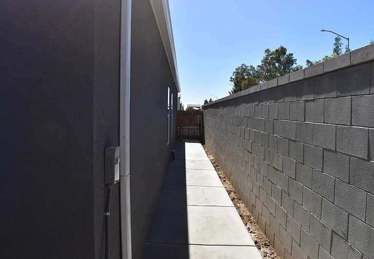 4486 N San Clemente Ave — Photo 32