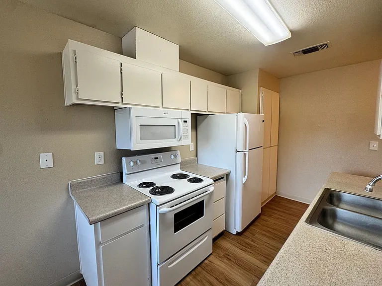 Acacia Apartments — Photo 26