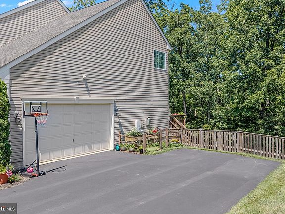 5th image of 33 Lackawanna Ln