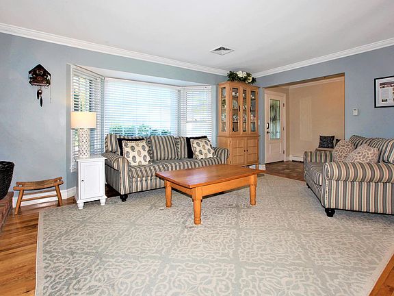 4th image of 7 Deauville Ct