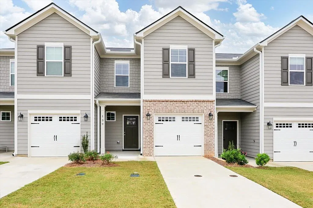 3 bed, 2.5 bath, 1302 sqft, $1,800 — Photo 2